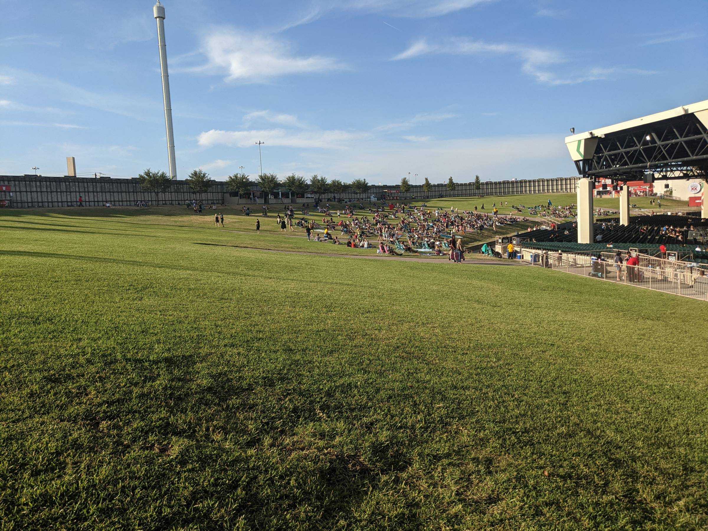 Early lawn crowd at Dos Equis Pavilion