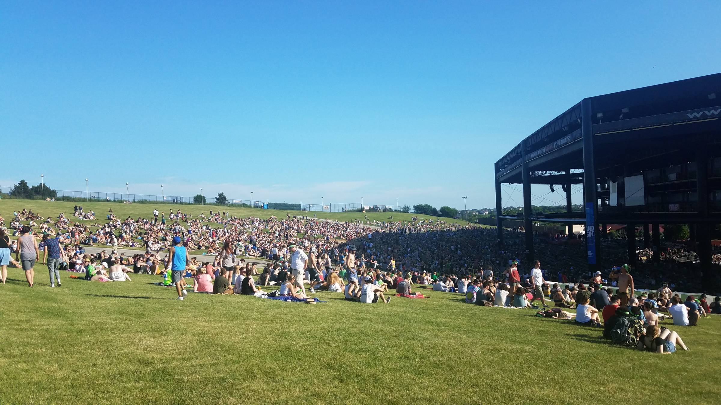 lawn at hollywood casino amphitheater in tinley park
