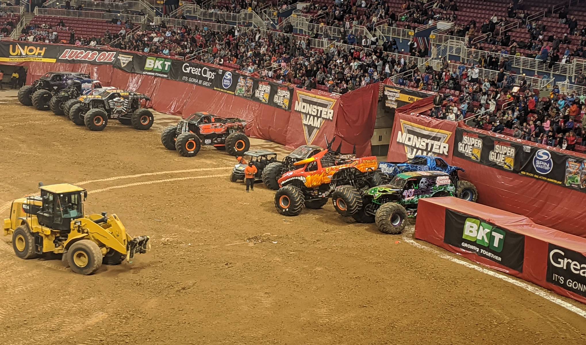 el toro loco crashes into grave digger