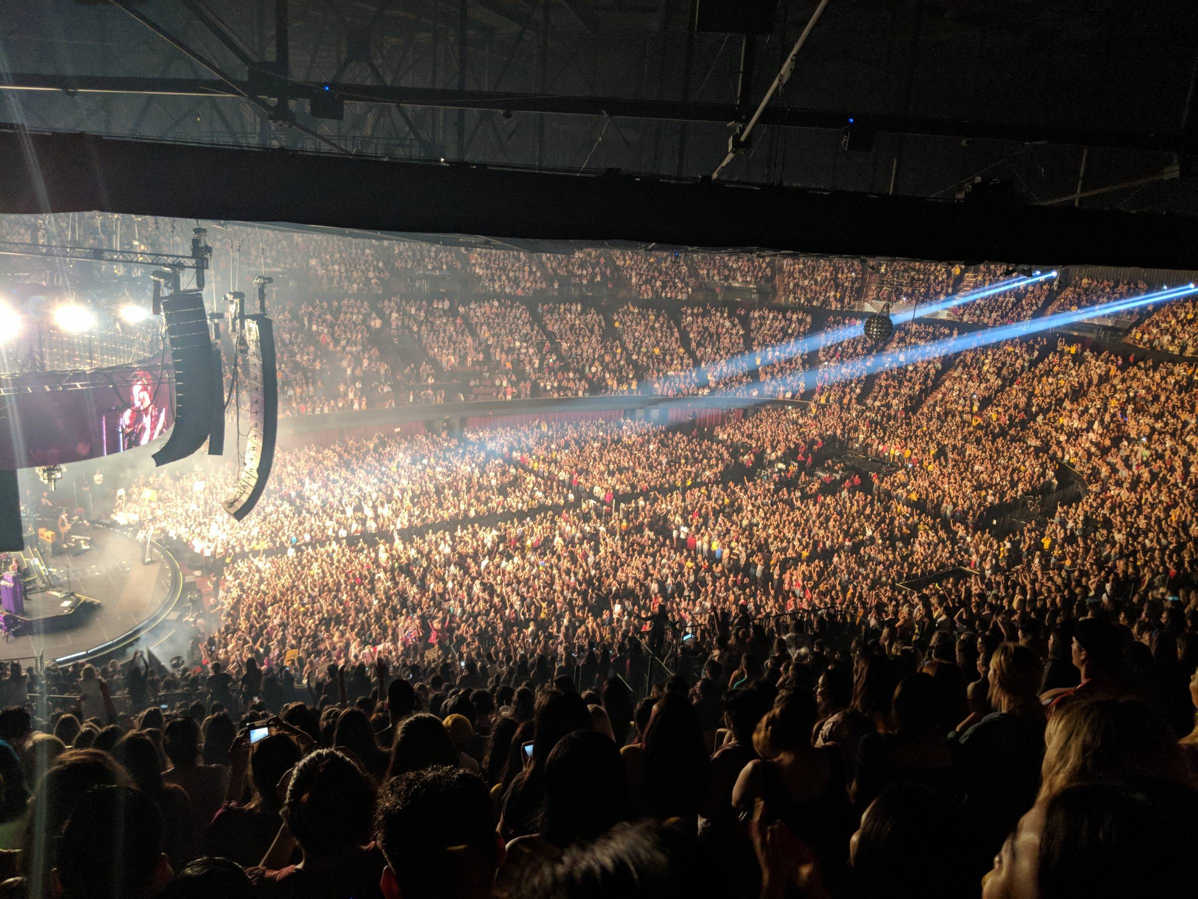 sold out crowd at the forum in los angeles