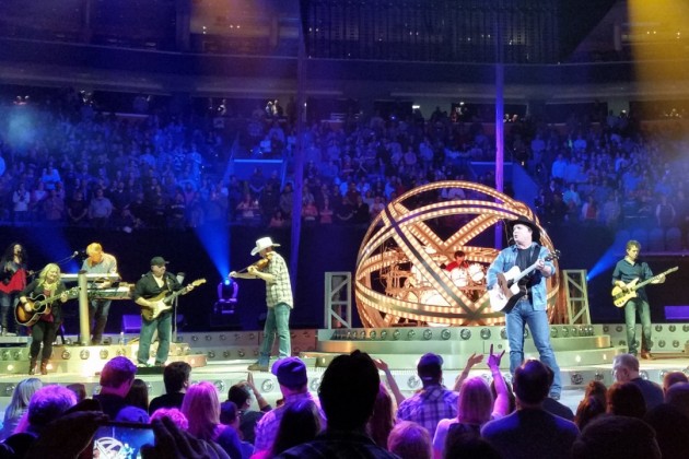 garth brooks behind the stage