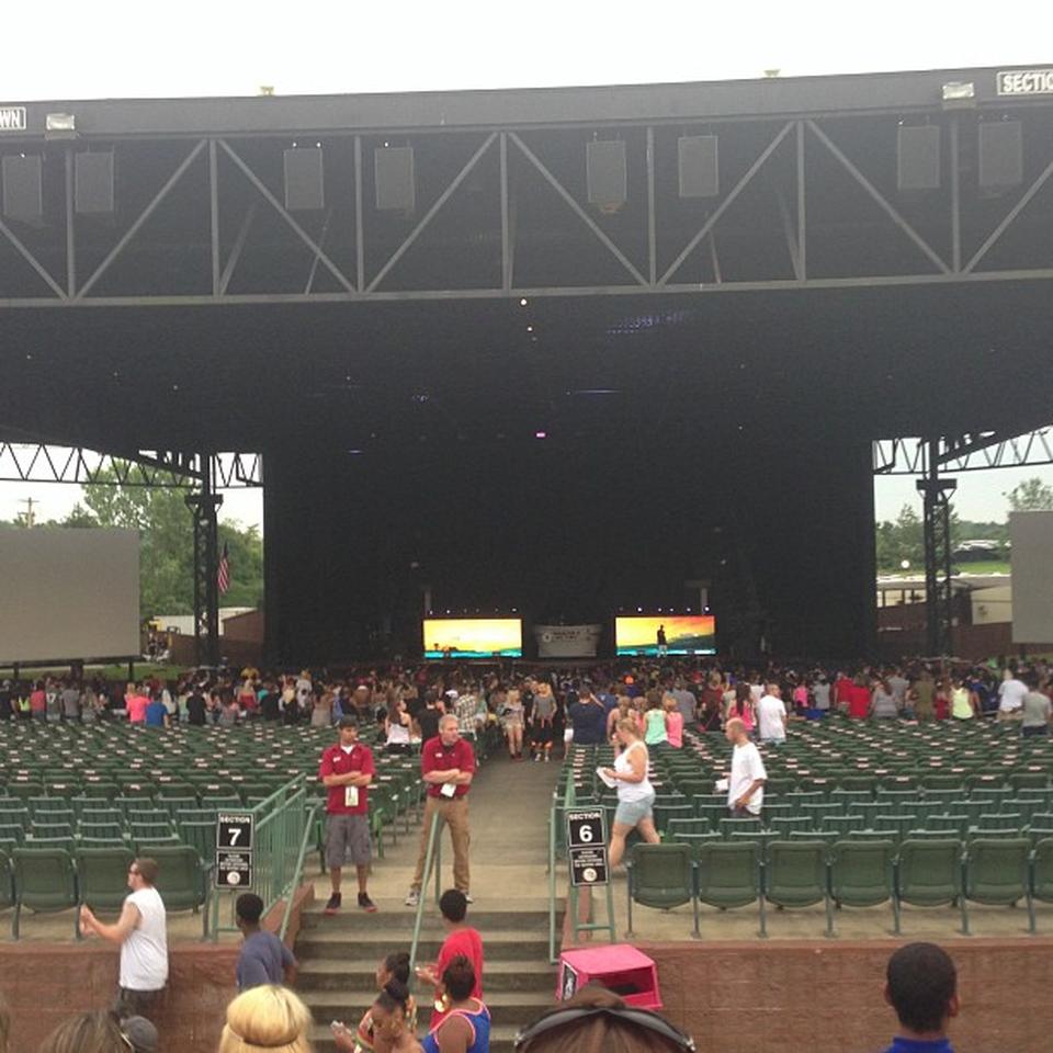 The Pavilion At Star Lake Lawn Seats