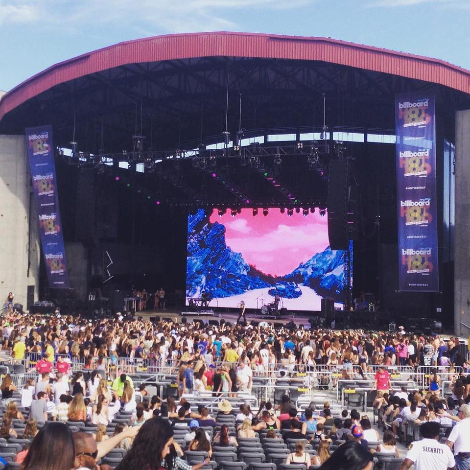 head-on concert view at Jones Beach Theater