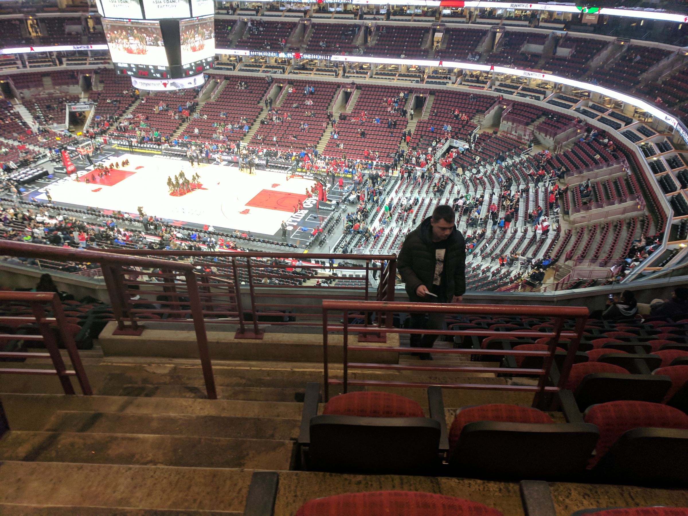 United Center Section 332 49 - 4olpd1y