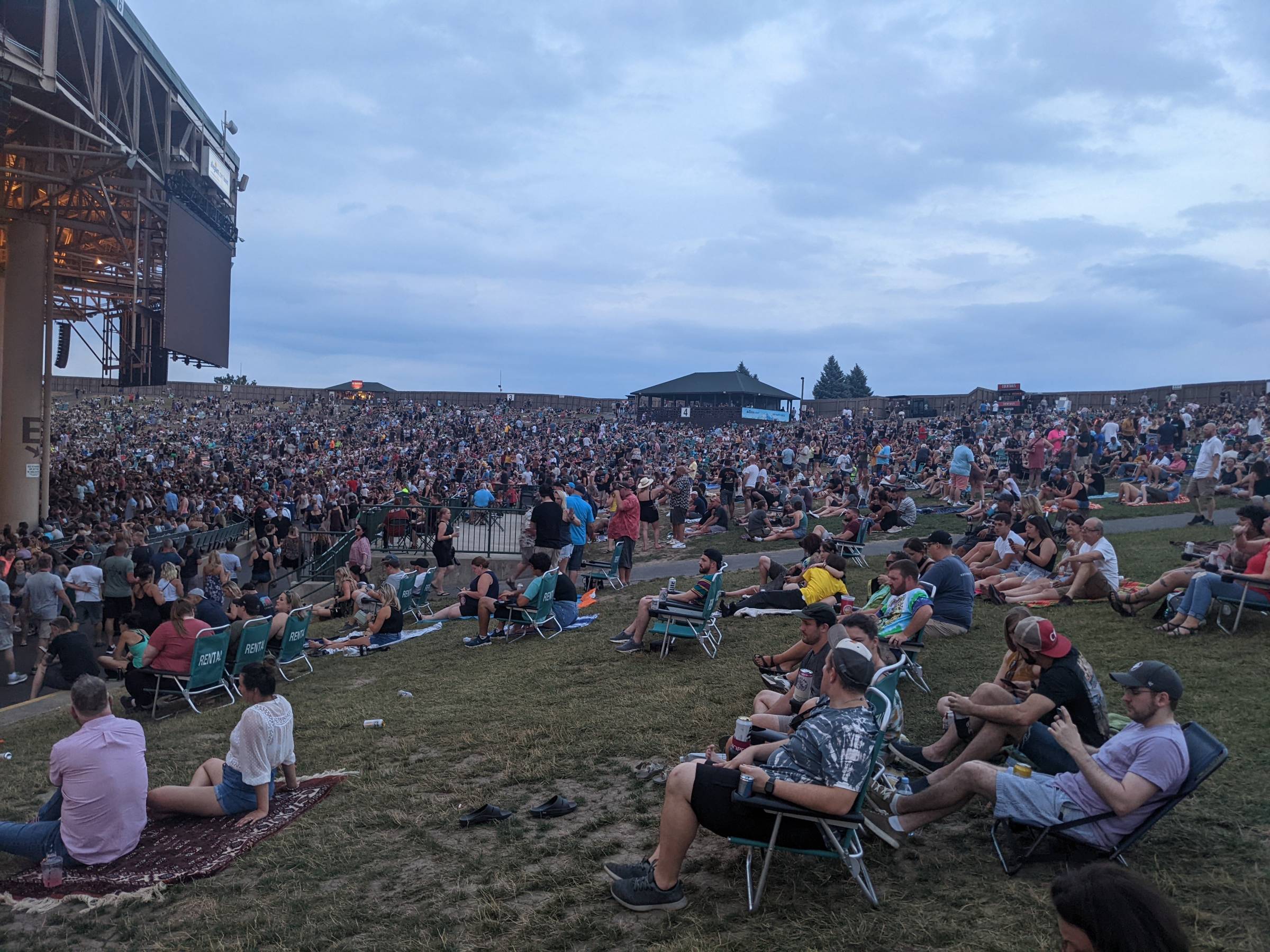 crowded lawn ruoff music center