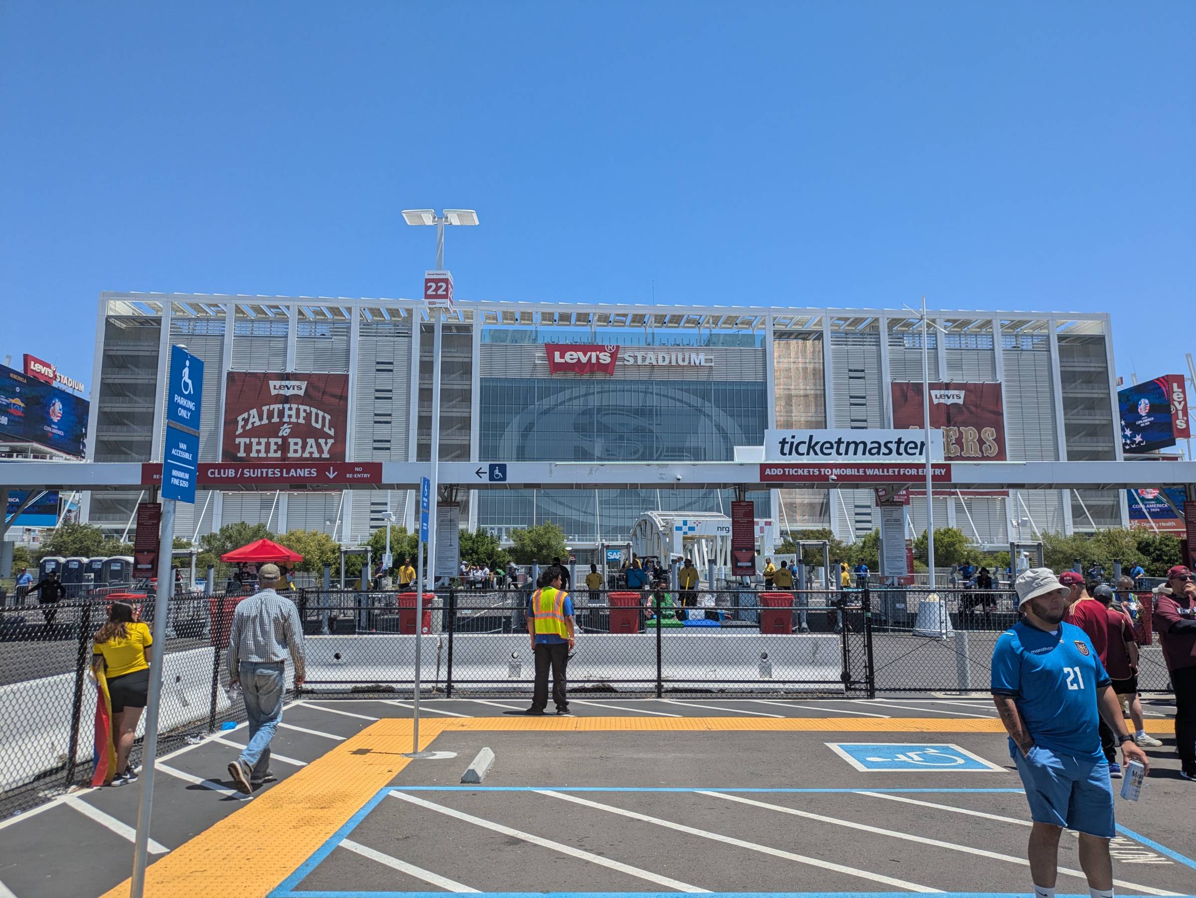 outside levis stadium