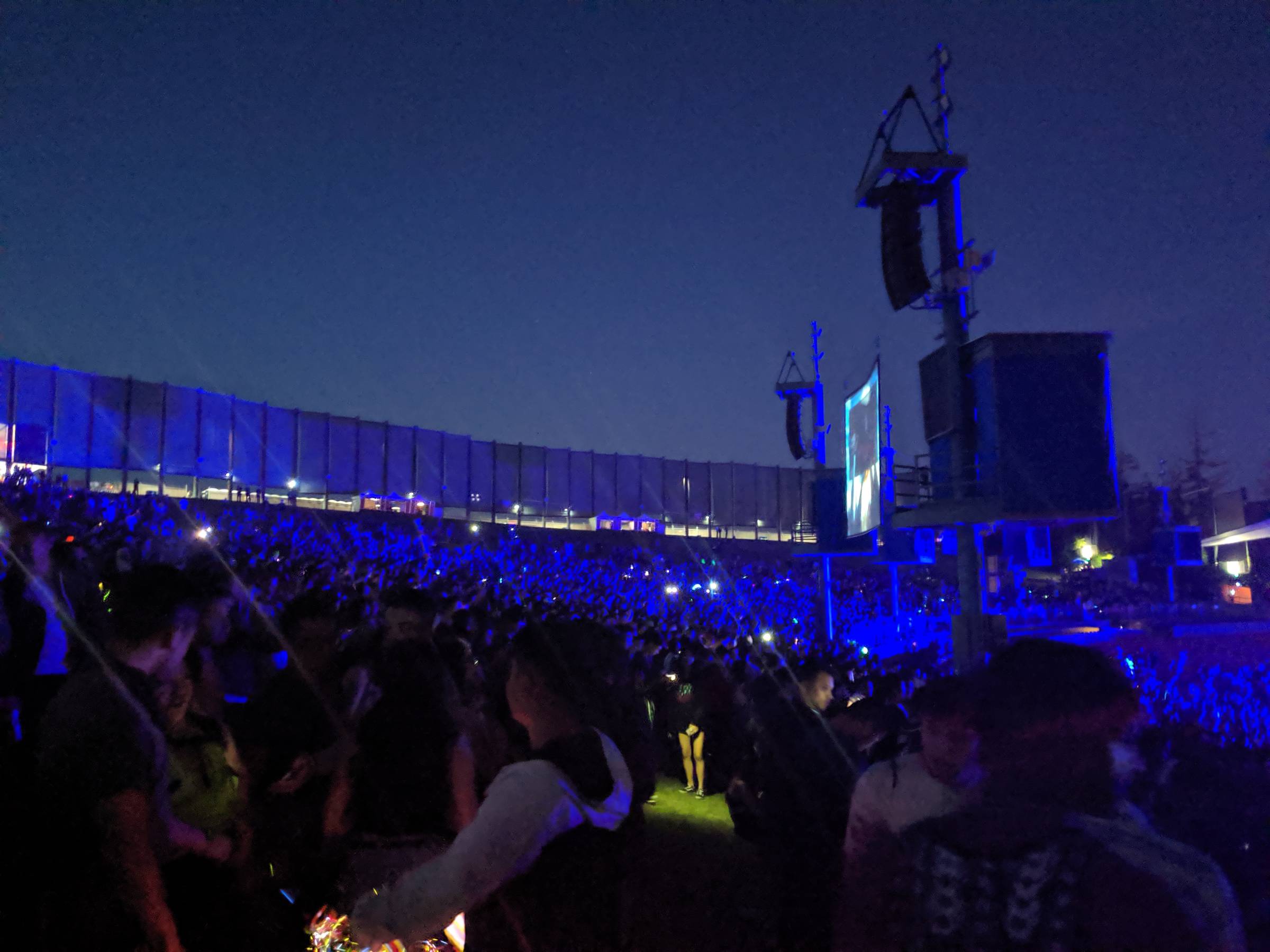 crowd on ampthitheater lawn