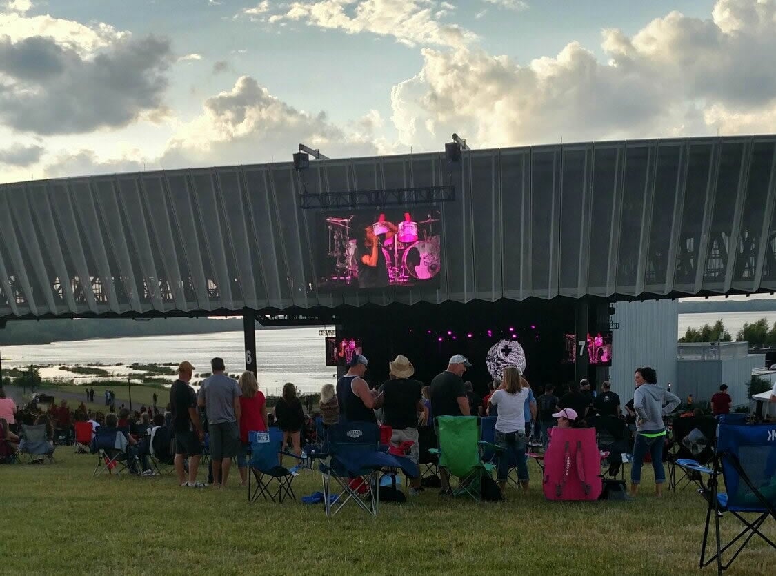 lakeview amphitheatre lawn