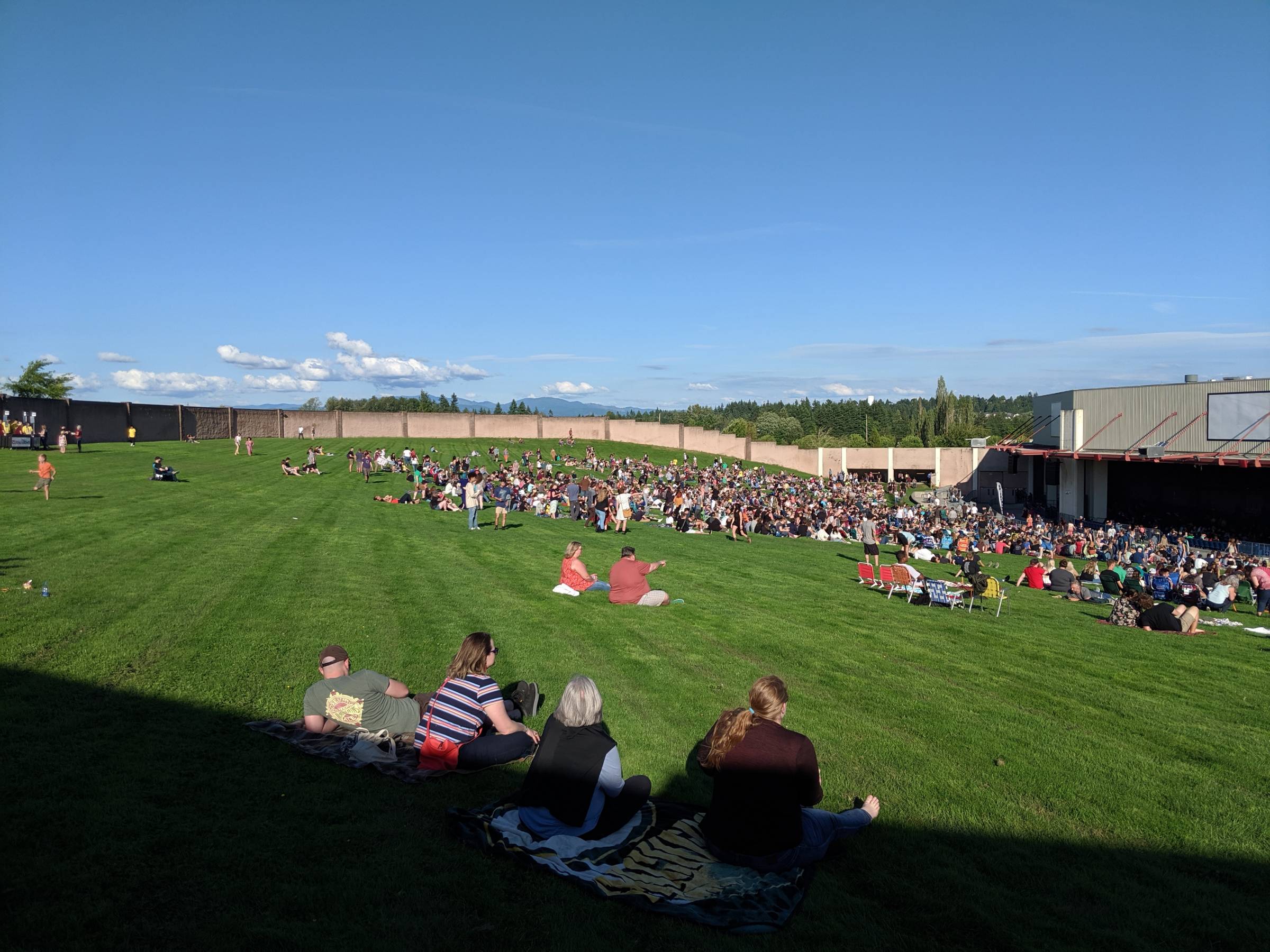Full Lawn at Sunlight Supply Amphitheater