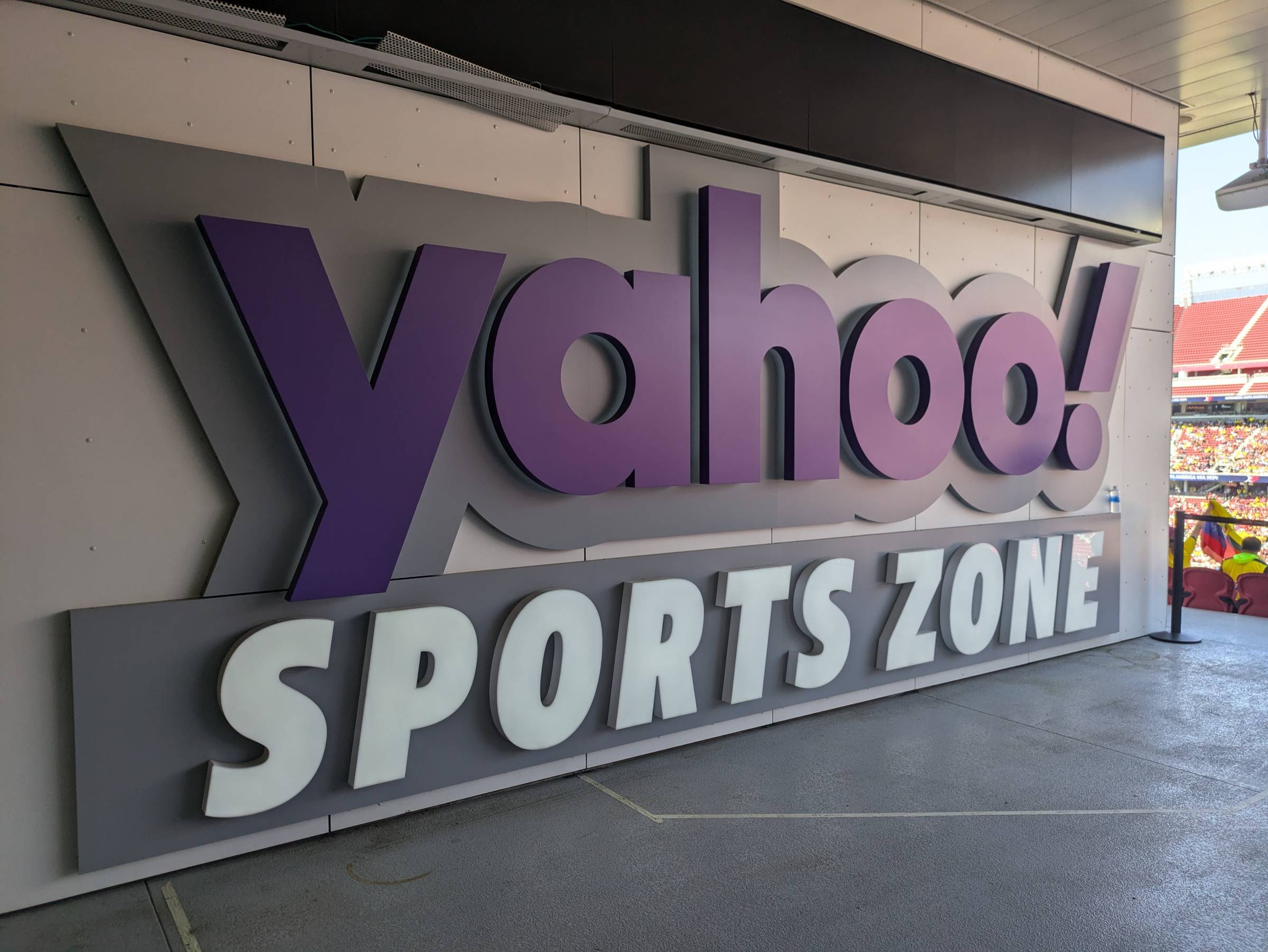 yahoo sports zone sign at levis stadium